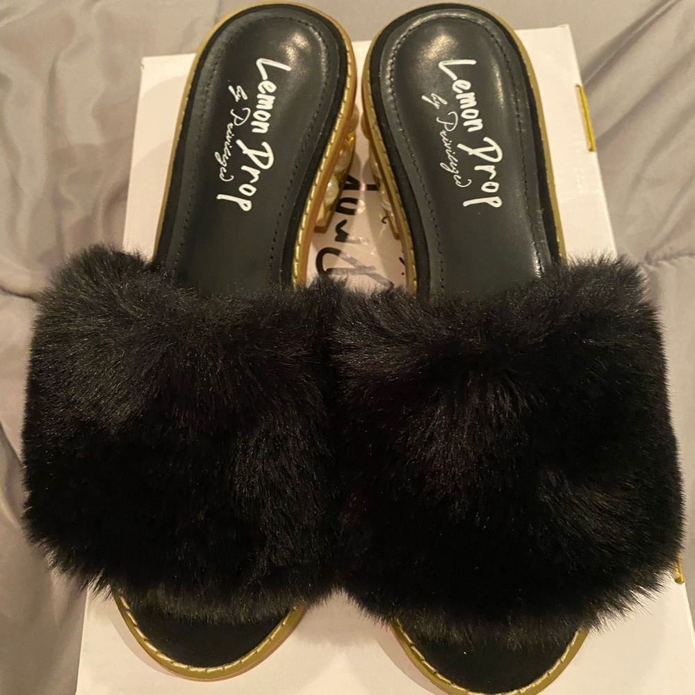 New women’s Lemon Drop by privileged Black Fur Slide Sandals size 9